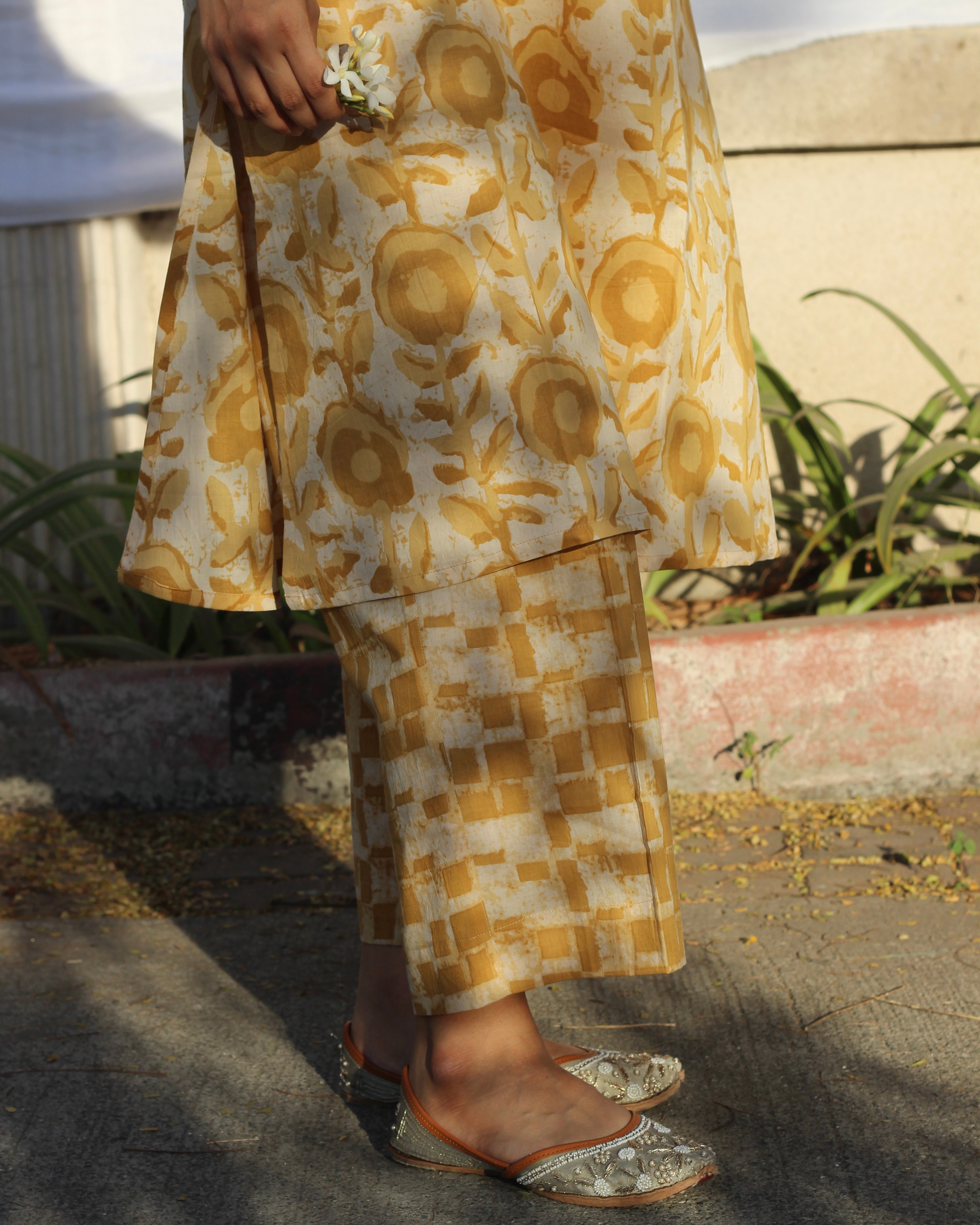 Pure cotton printed pants in contrasting ochre yellow