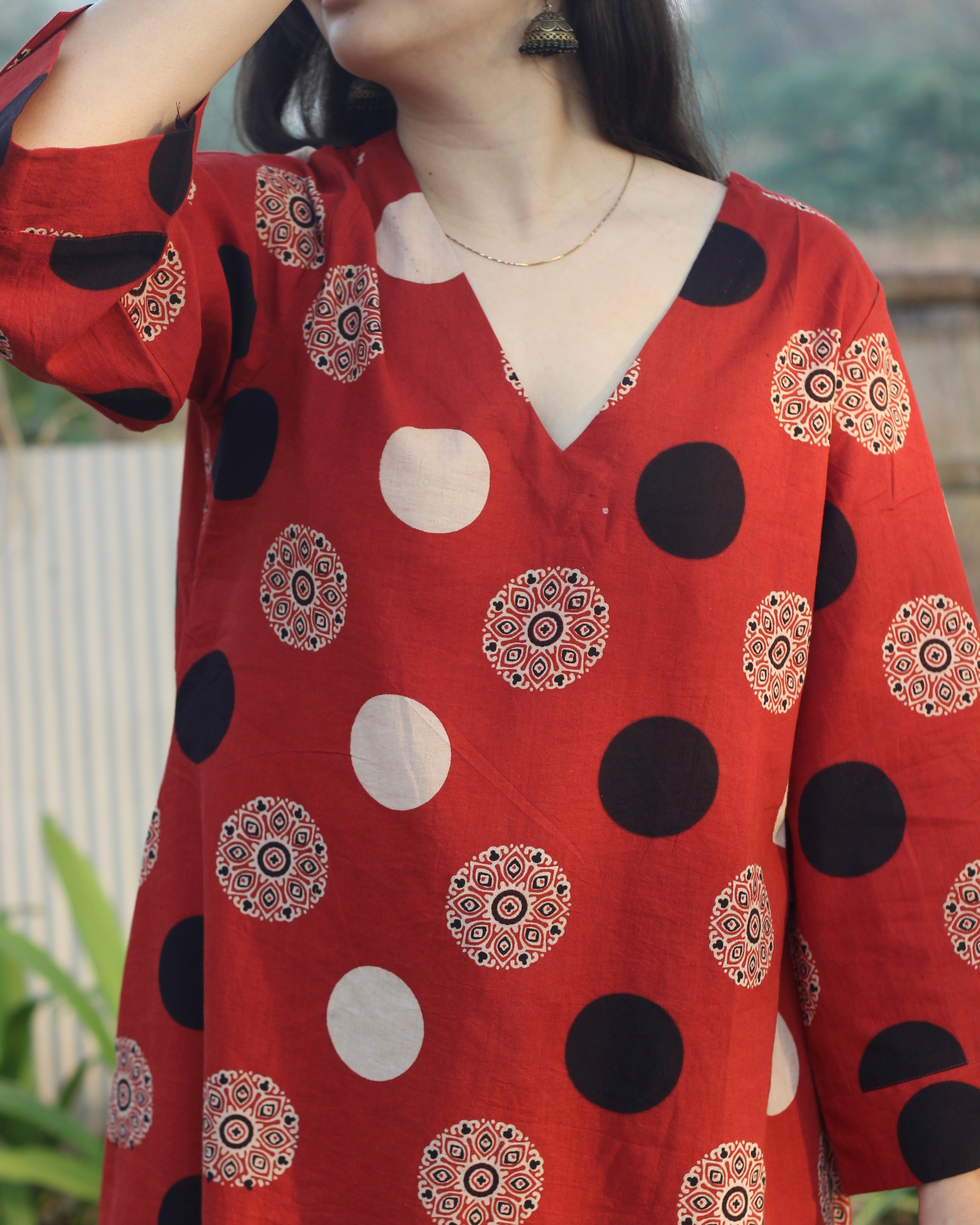 Detailed print picture of V neck long sleeves red kurta 