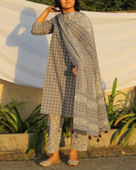 Tassalled dupatta in mul cotton 