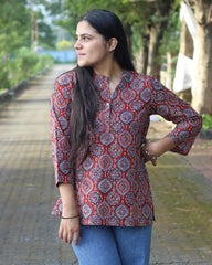 Short cotton kurta with classic ajrakh print_5