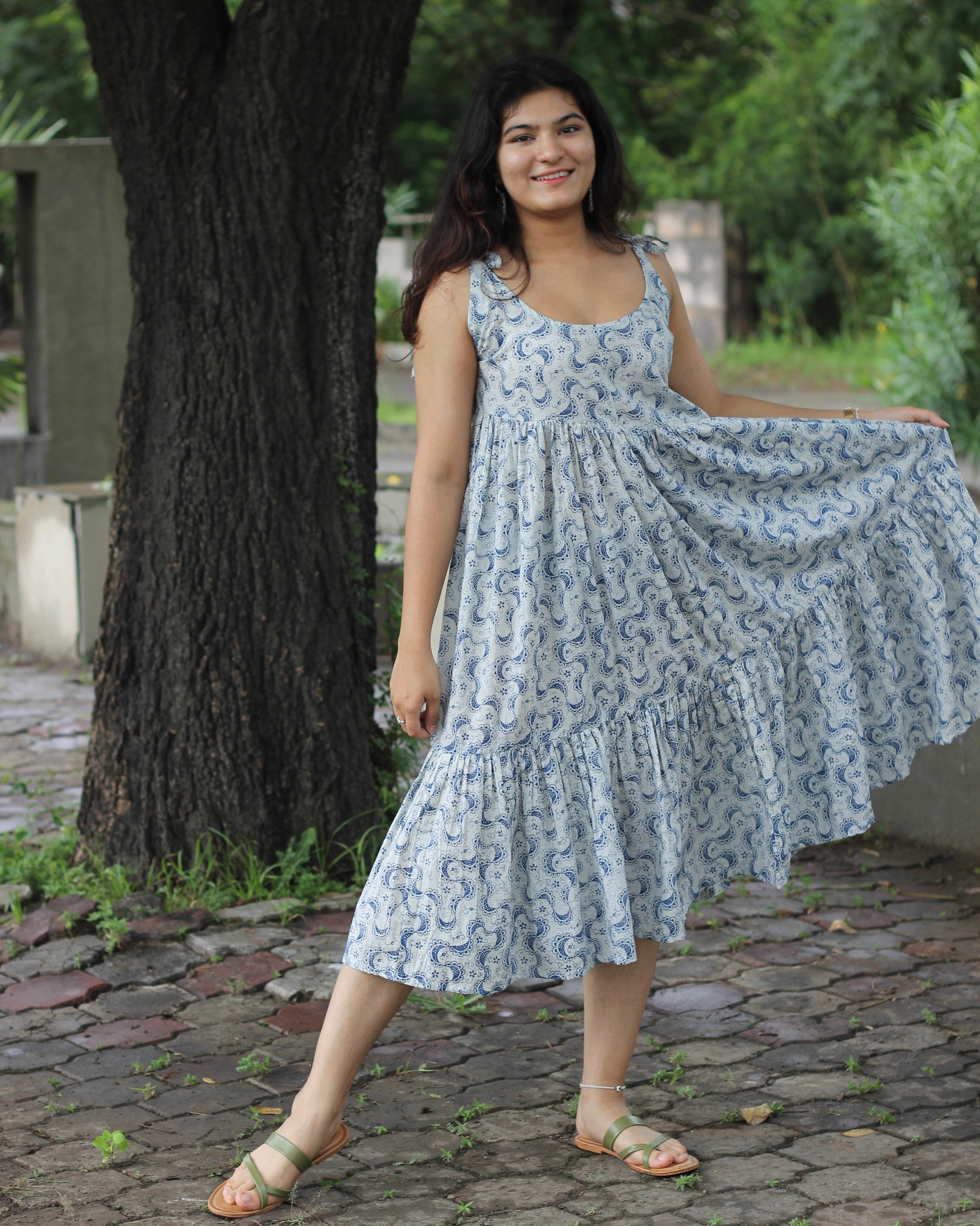 Sleeveless blue and white summer long dress with layered design and abstract print_2