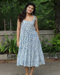 Sleeveless blue and white summer long dress with layered design and abstract print_6