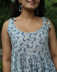 Sleeveless blue and white summer long dress with layered design and abstract print_4