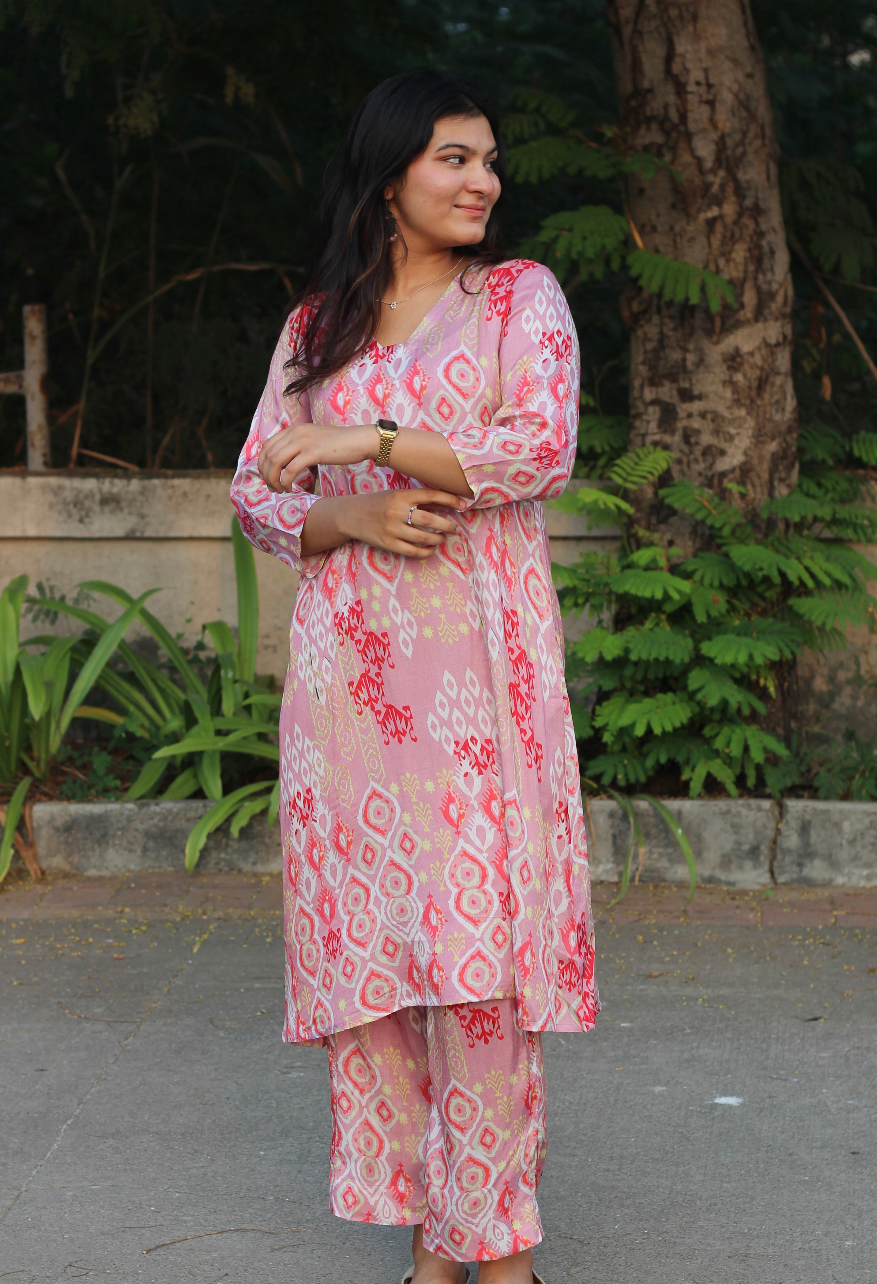 Soothing pink abstract print Dola silk kurta set with V-neck box detail_6