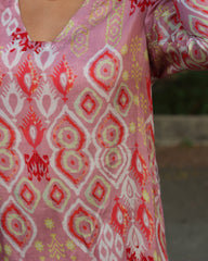 Soothing pink abstract print Dola silk kurta set with V-neck box detail_2