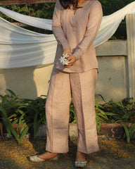 SAADGI Dusty Rose Linen Co-ord set on display, showcasing the chic V-neck and wide-leg pants with distinctive yellow line prints