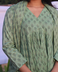 V neck , 3/4 sleeves long cotton kurta in green 