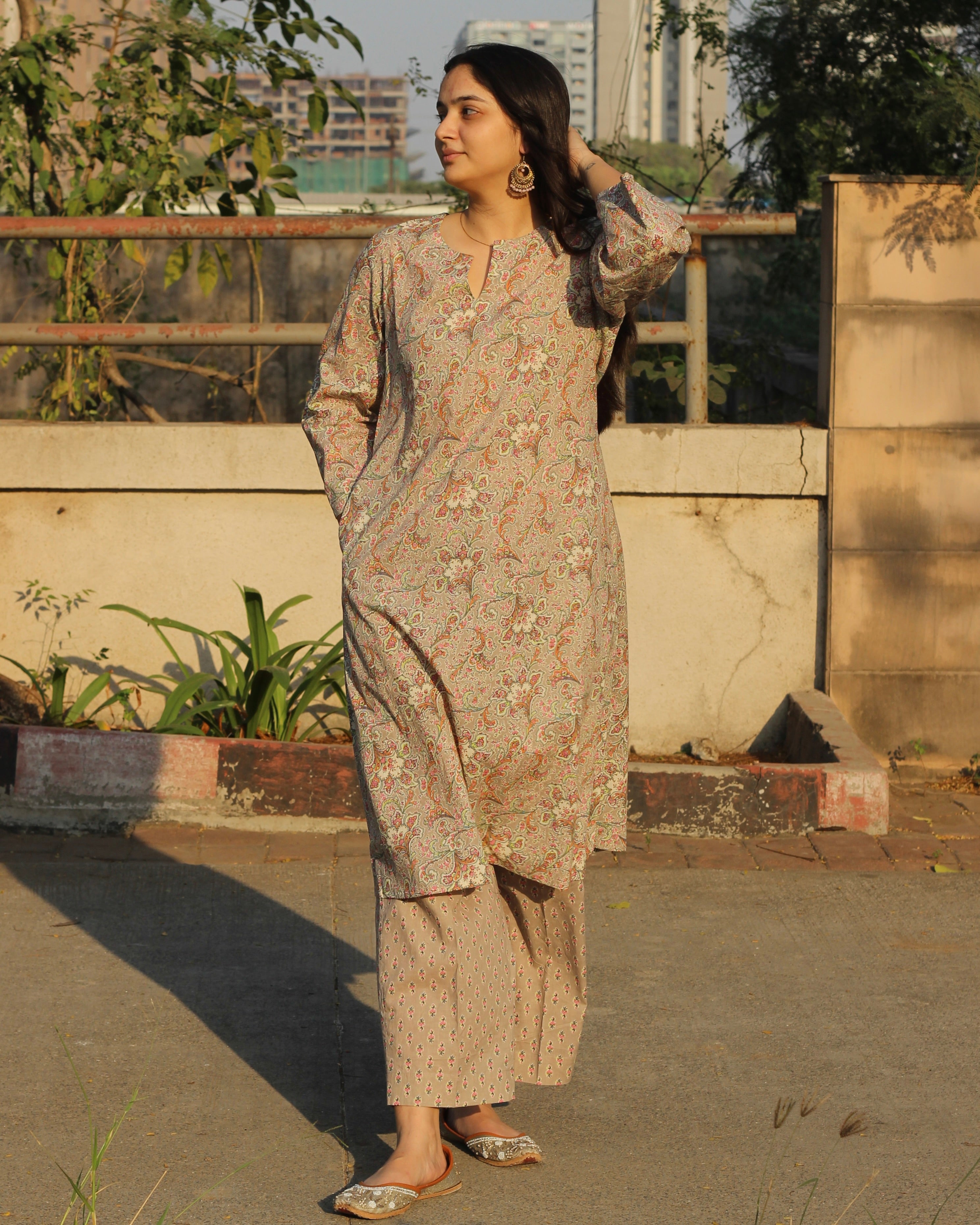 Comfortable round with V neck kurta with pockets