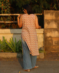 Sleeveless kurta with back loop