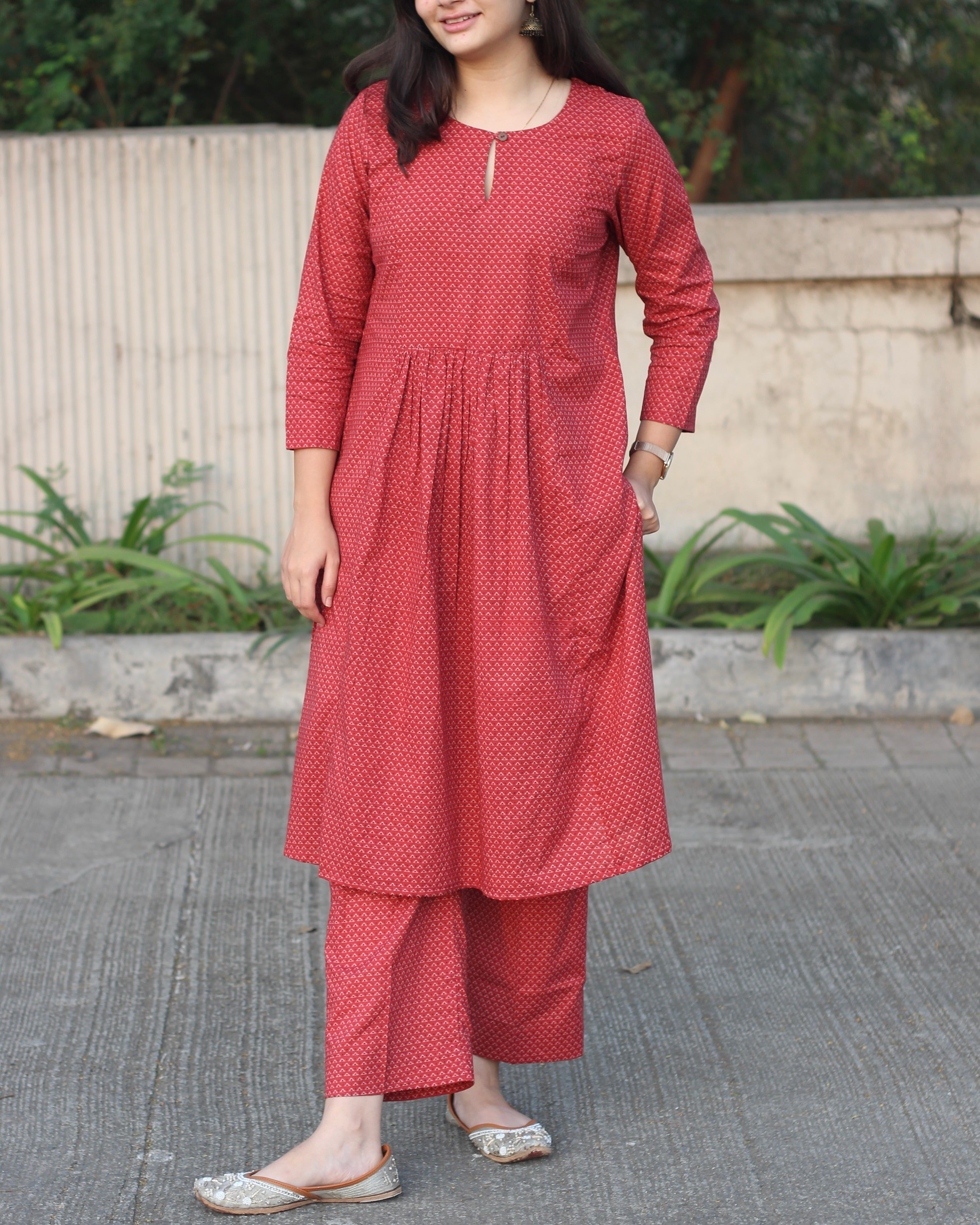 Loop comfortable neck and 3/4 sleeves in cotton kurta 