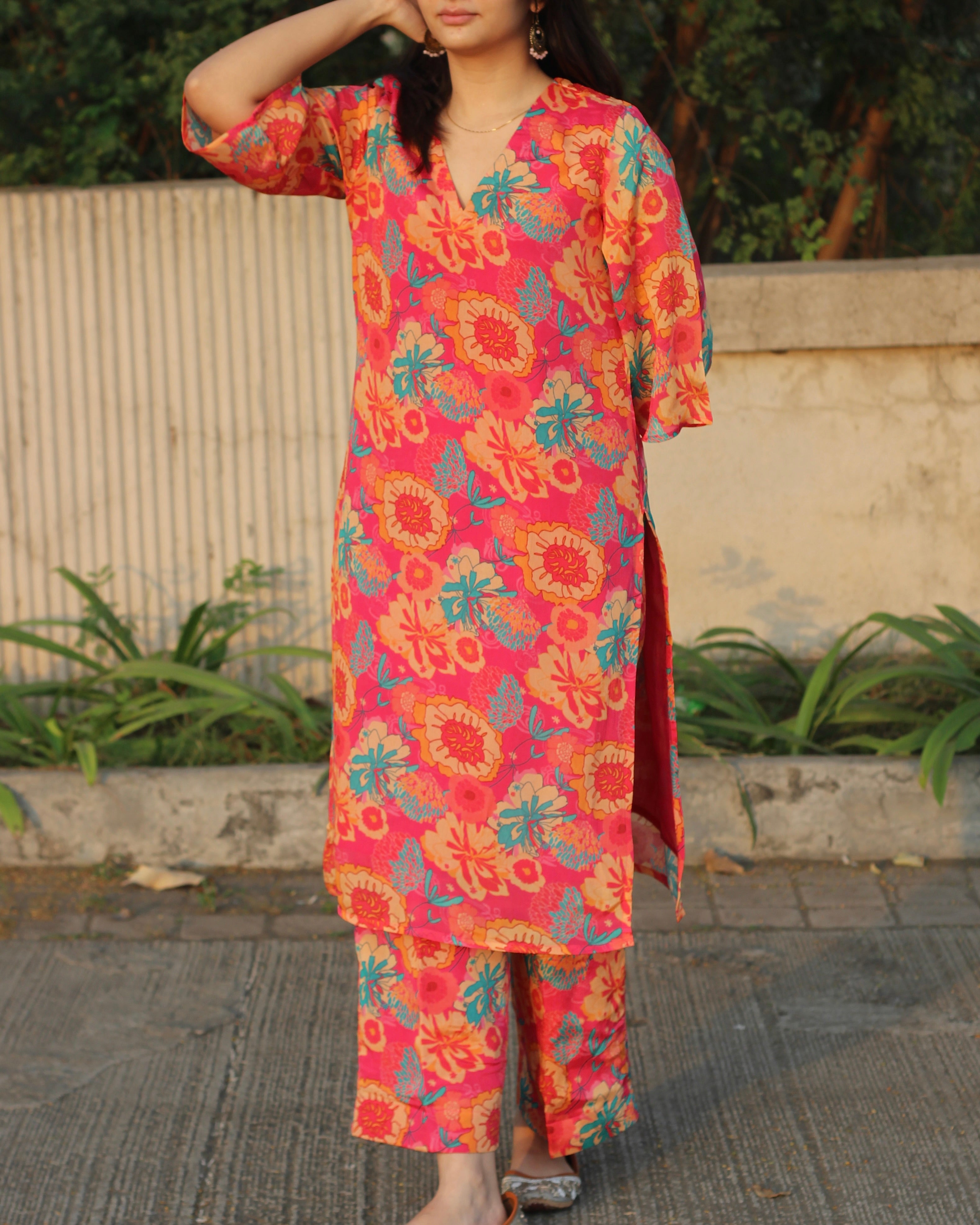 Straight long kurta with pants in floral print 