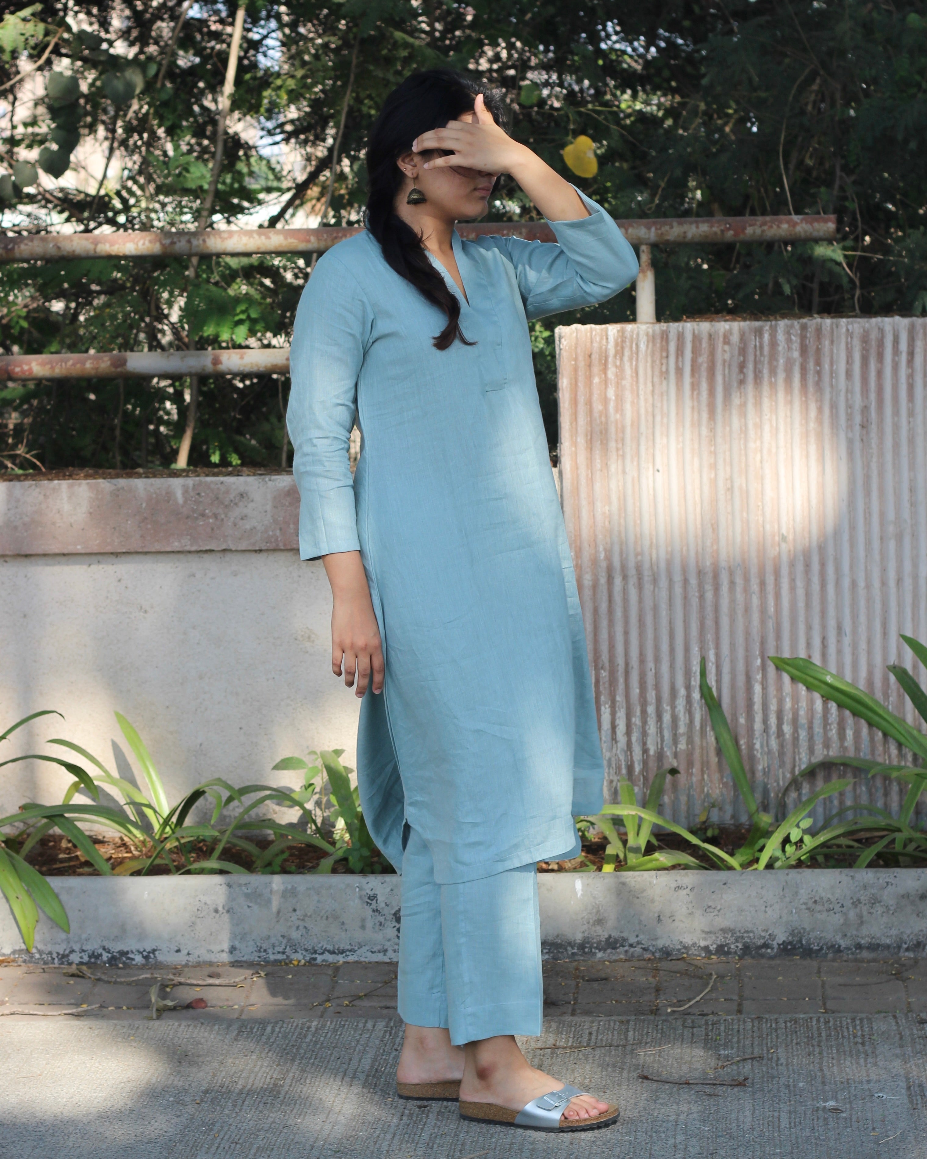 Sideview of Linen kurta pant set 