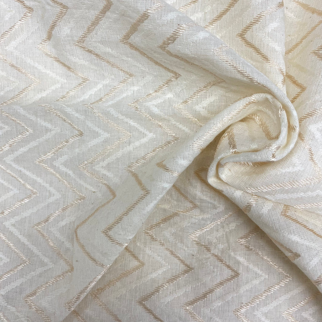 Off white zigzag patterned dyeable cotton fabric – indiefabstore