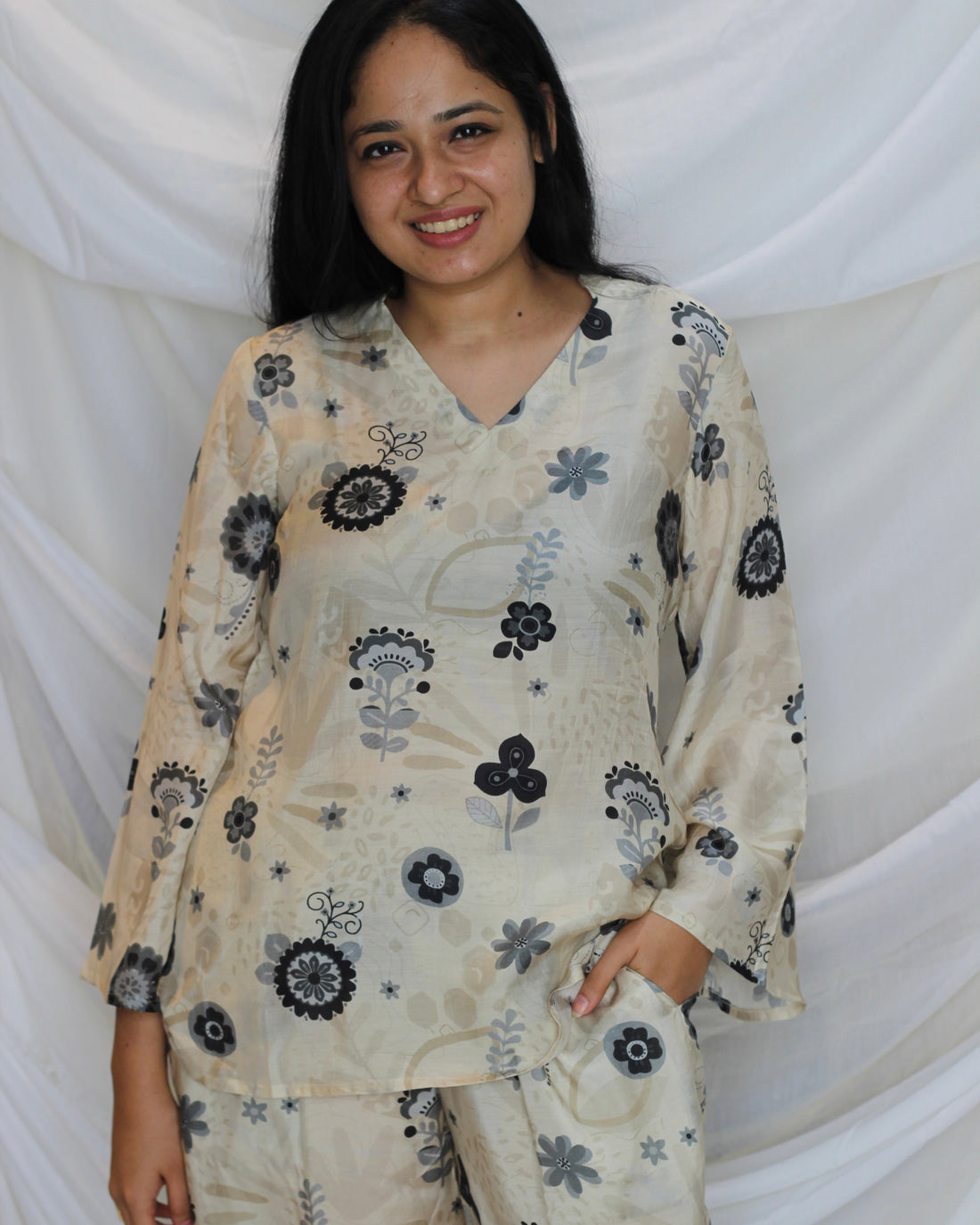 V neck short top eith long bell sleeves in muslin fabric