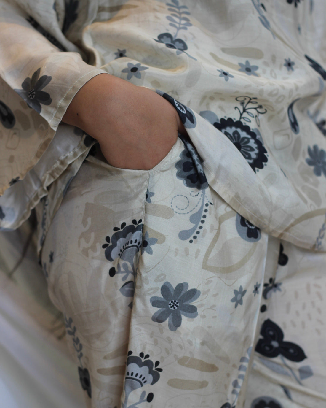 Pants with cotton lining and pockets